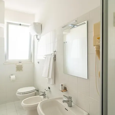 Hotell La Fonte A 300m Uscita A14 Pescara Nord 3*